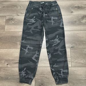 TNA By Aritzia Alix Gray Green Camo Mid Rise Jogger Pants Size‎ XS